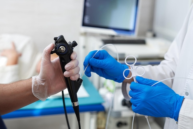 doctor puts plaster arm patient